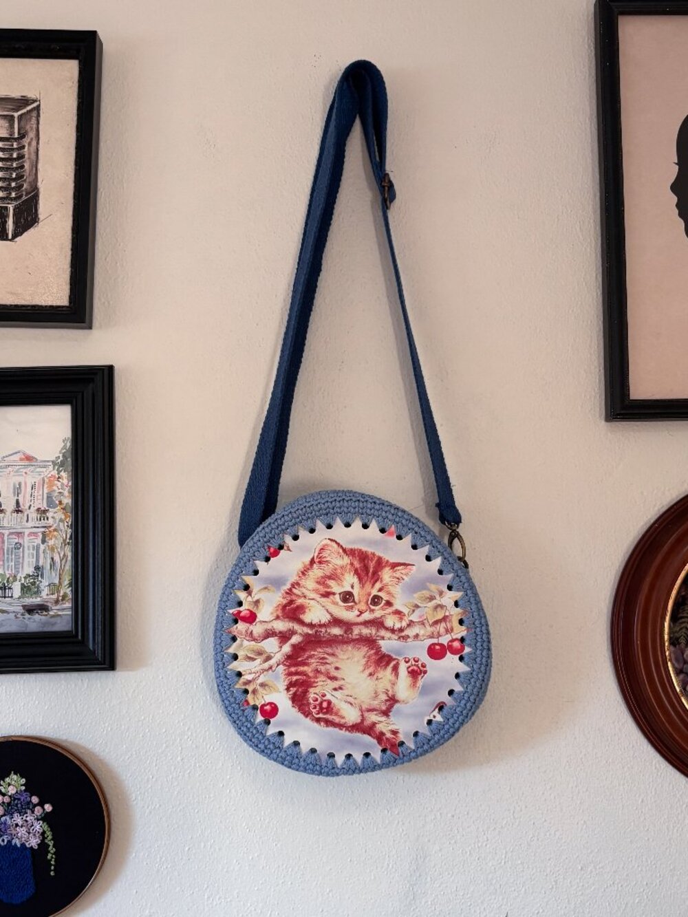 Blue knit cat circle crossbody bag